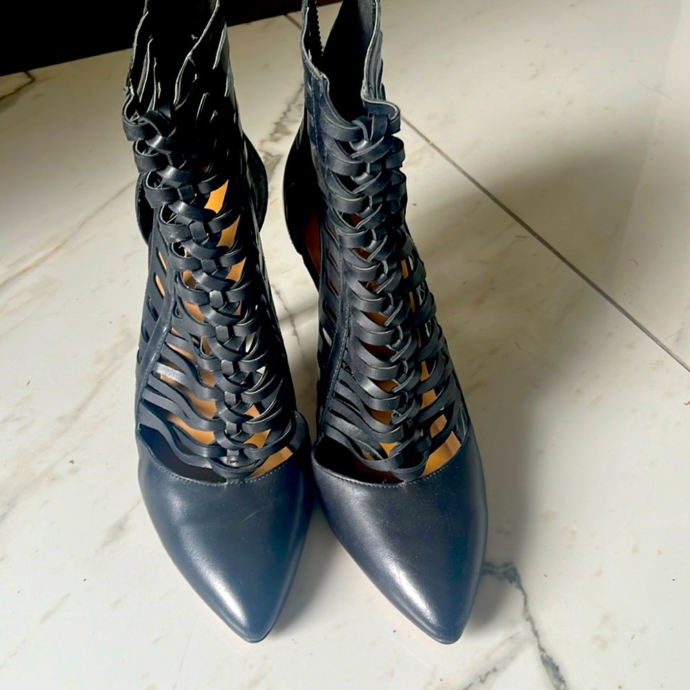 Like NEW condition! Size 7 Nine West shoes